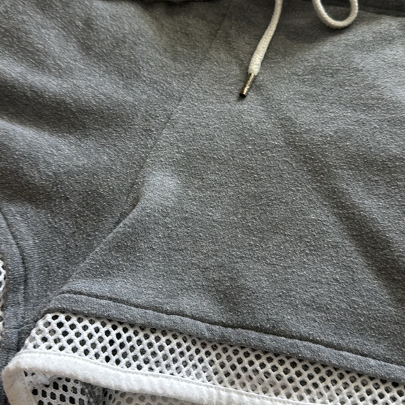 Guess women shorts size medium - Picture 2 of 5